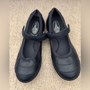 Girls hush puppies Reese navy Mary Jane shoes size 5M.